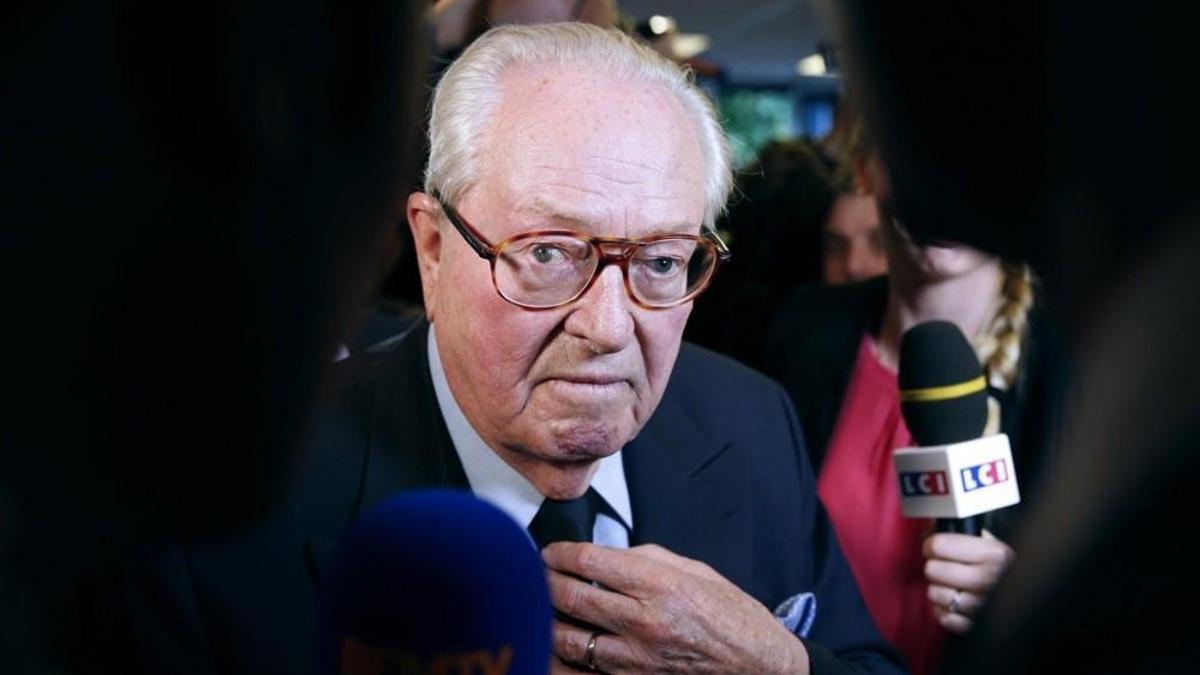 Fransa’da aşırı sağcı Ulusal Cephe’nin kurucusu Le Pen’in mezarı balyozla tahrip edildi