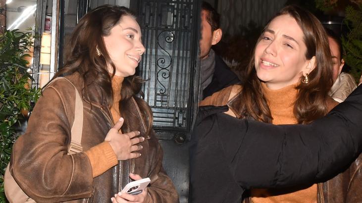 Özge Özacar flaşlar patlayınca tepki gösterdi! ‘İzin aldınız mı?