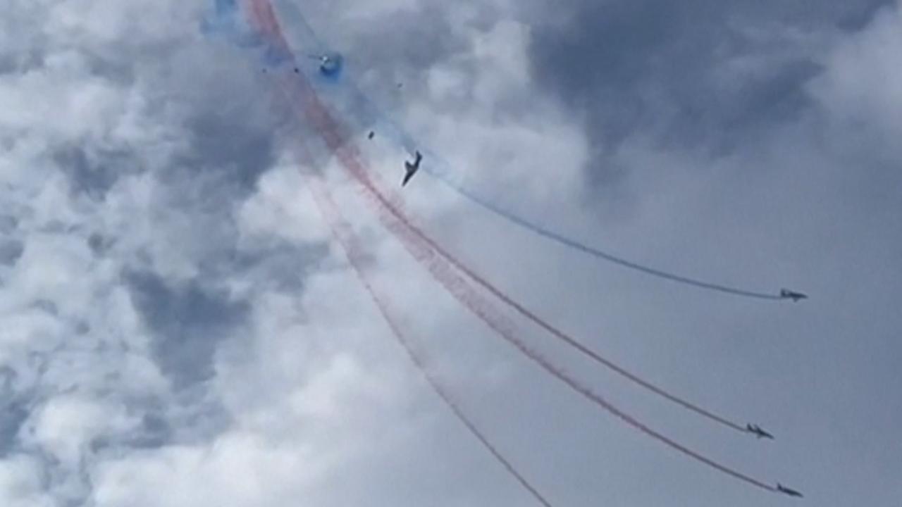 Fransa’da gösteri provası uçuşu yapan iki jet havada çarpıştı