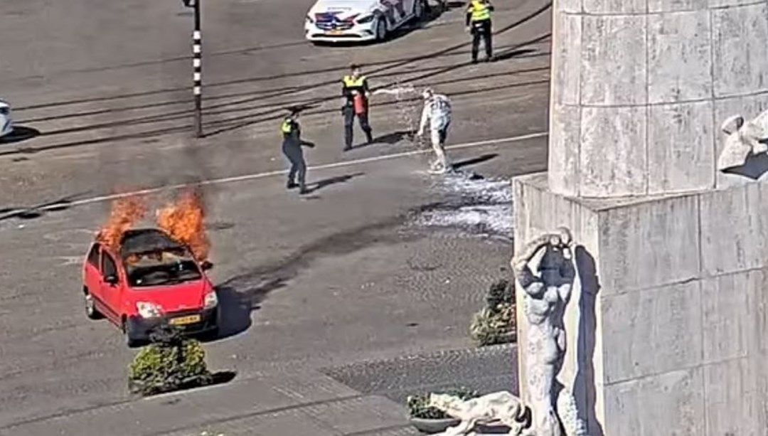 Amsterdam’da araçta patlama: “Sürücü yangını kasıtlı çıkarmış olabilir”